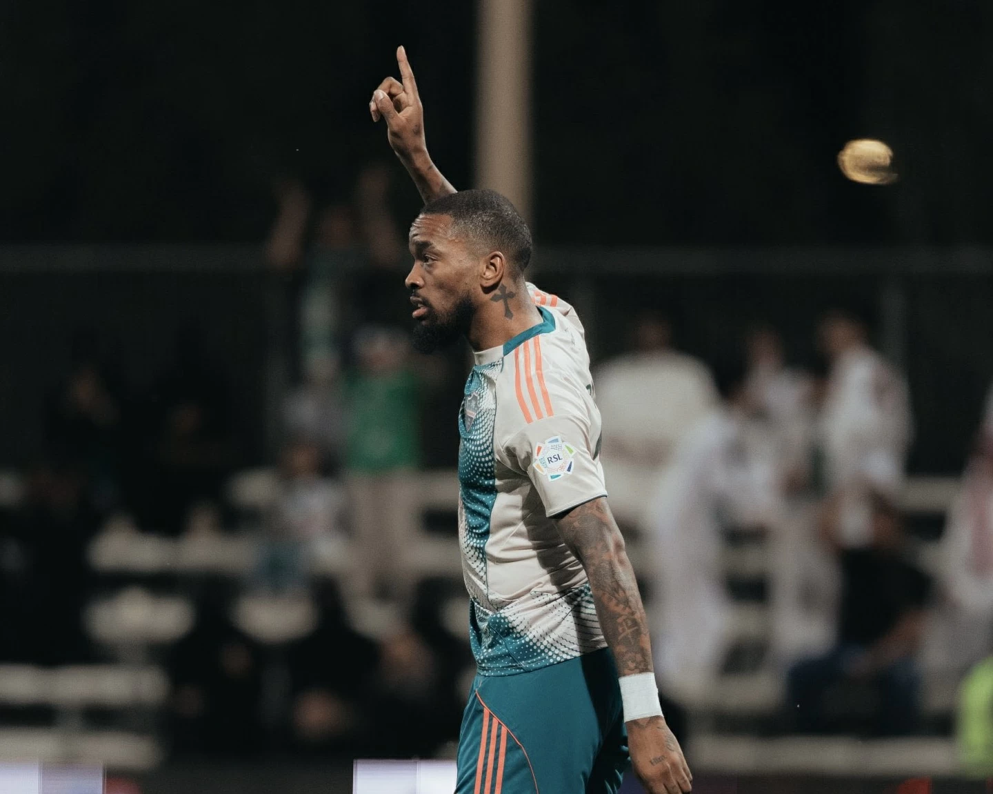 توني يكشف عن توجيهات الحكم الرابع في مباراة الأهلي