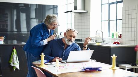 دراسة تكشف سر احتفاظ كبار السن بحدة ذهنية استثنائية