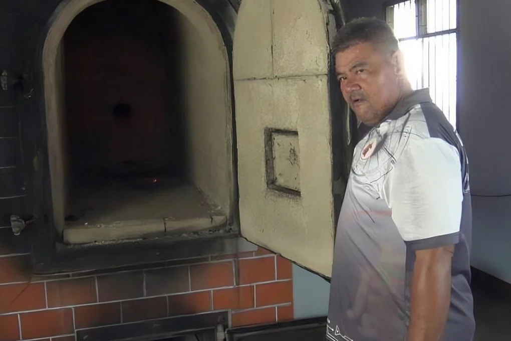 موظف دفن تايلندي يستخدم تابوتاً لإثبات عدم تخزين الوقود