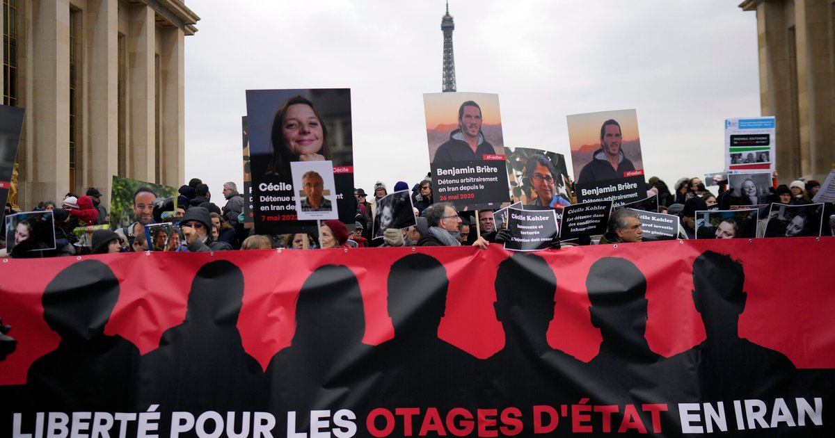 إيران تسمح للمحتجزين الفرنسيين بالمغادرة