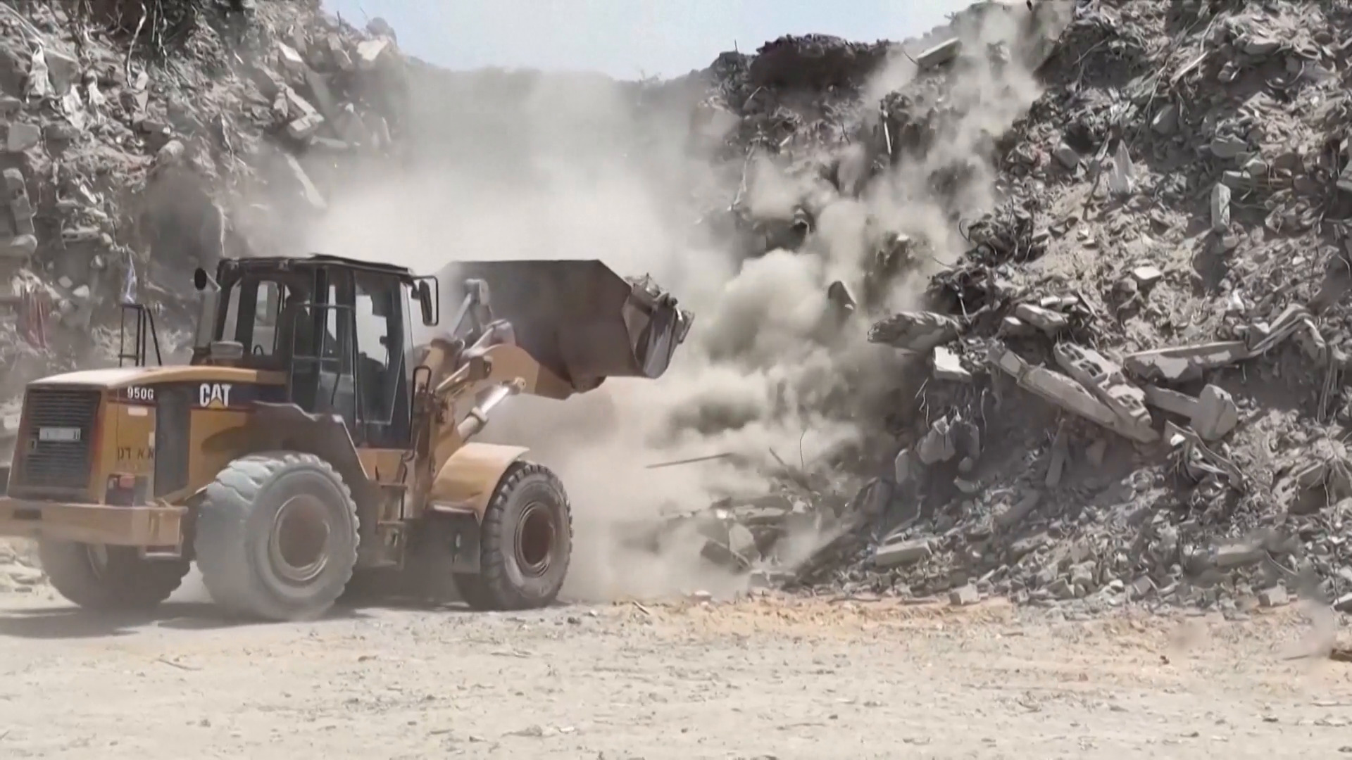 غزة تعيد تدوير أنقاض المباني لإصلاح البنية التحتية