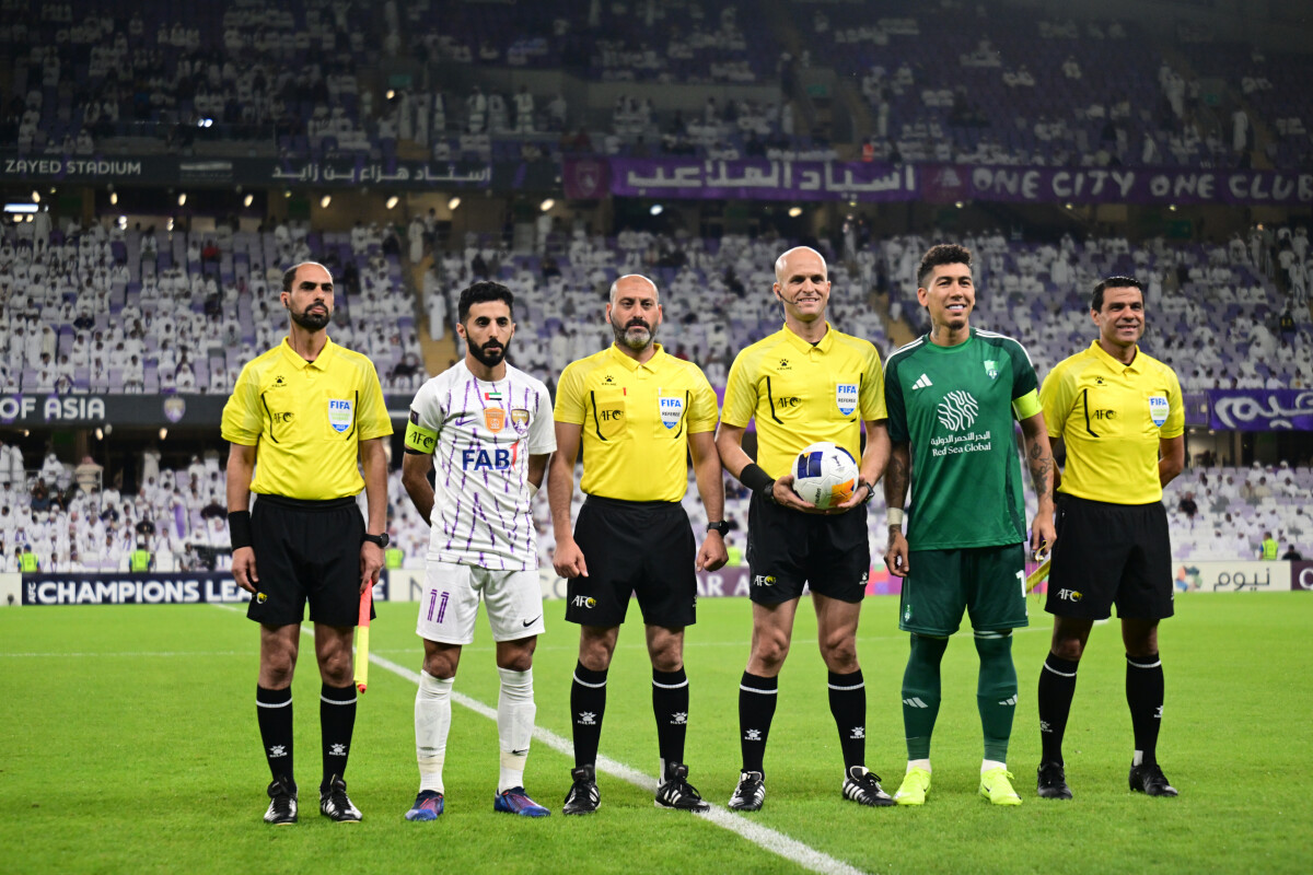 صراع العين وشباب الأهلي في دوري المحترفين الإماراتي