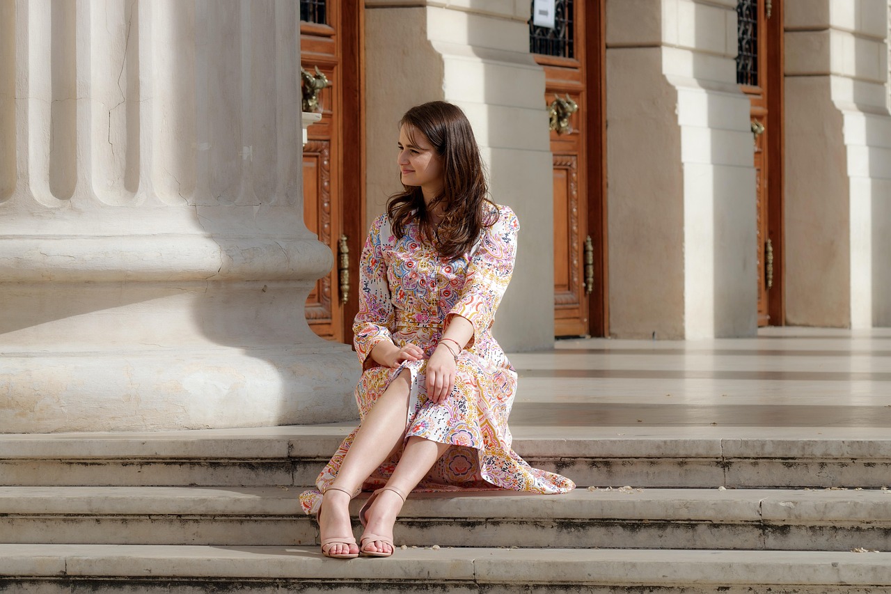 حادثة مؤلمة: امرأة تجلس على درجات السلم