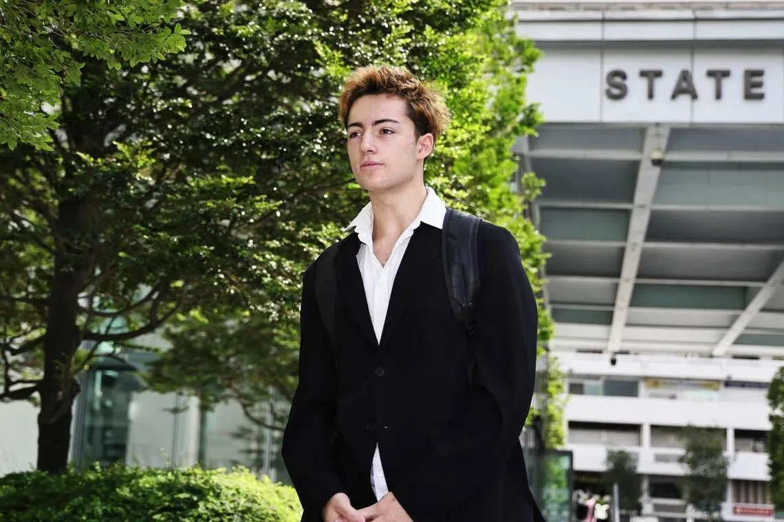 السماح لمراهق مغادر سنغافورة رغم اتهامه