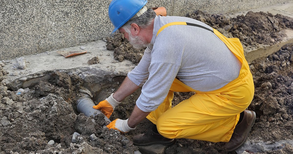 إصلاح بالوعة صرف صحي بالقاهرة بعد تضرر المركبات