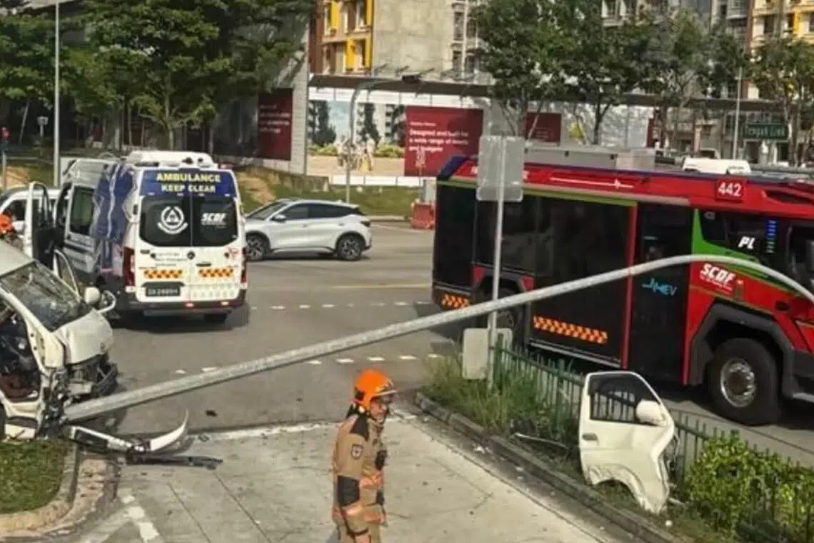 حادث حافلة صغيرة في بوكيت باتوك