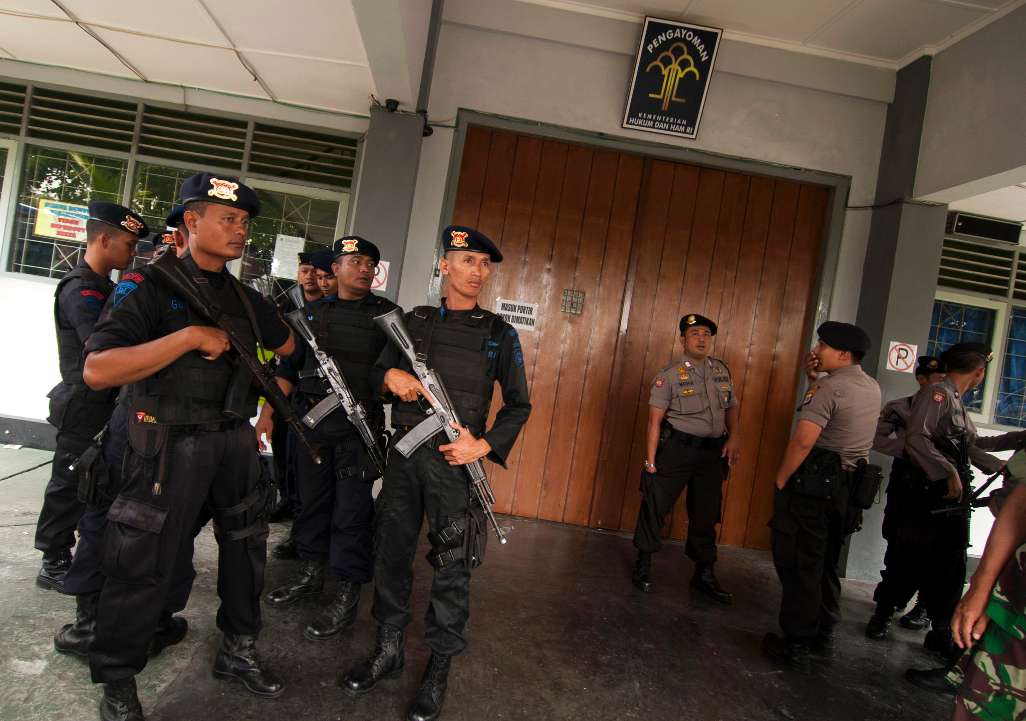 محاكمة جنود إندونيسيين بتهمة القتل: تفاصيل وأبعاد