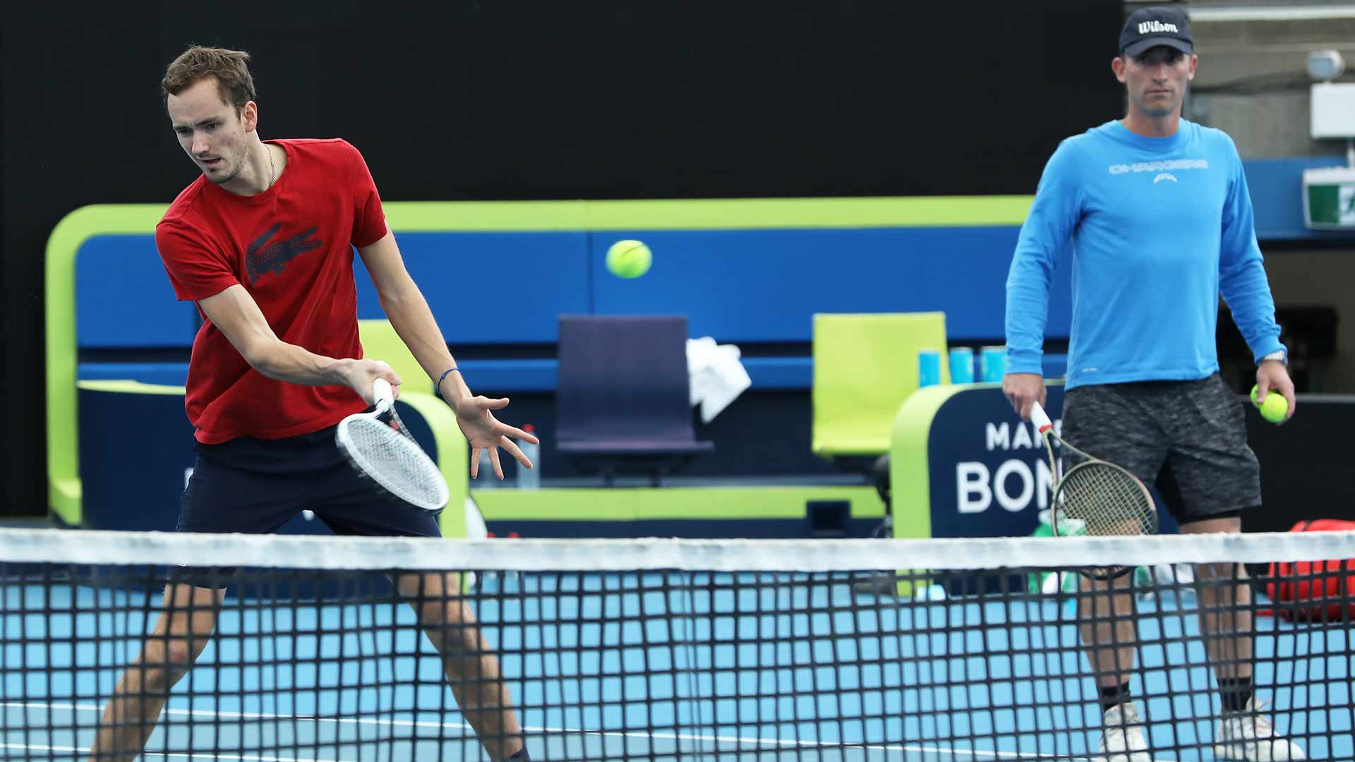 مدفيديف يحطم مضربه بعد هزيمة قاسية أمام بيريتيني