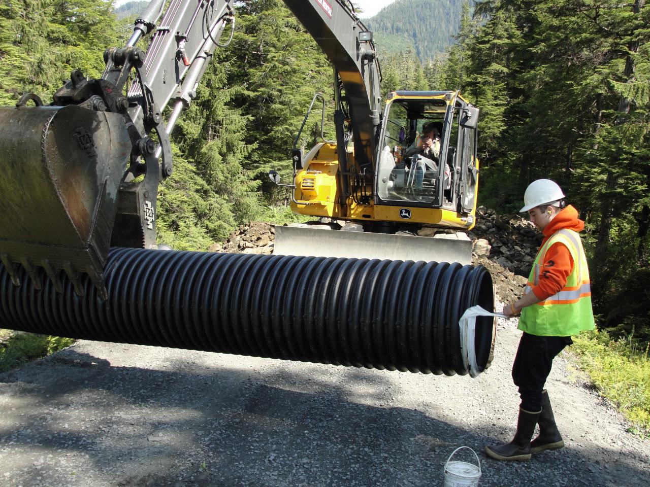 صيانة طريق دير علا الرئيسي لتحسين السلامة المرورية