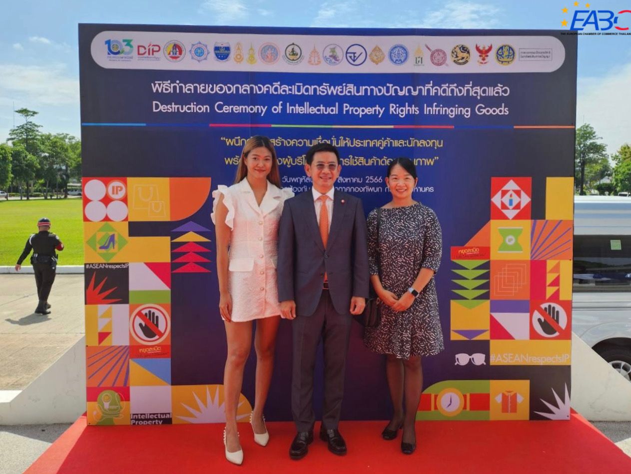 Remise de certificats de propriété intellectuelle à Bali