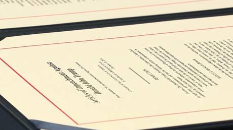 فيديو يزعم توقيع مذكرة عزل ترامب يثير الجدل