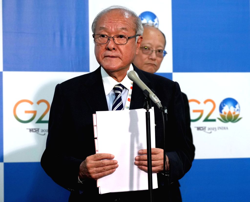 تحذيرات وزيرة المالية اليابانية من تقلبات سوق الصرف