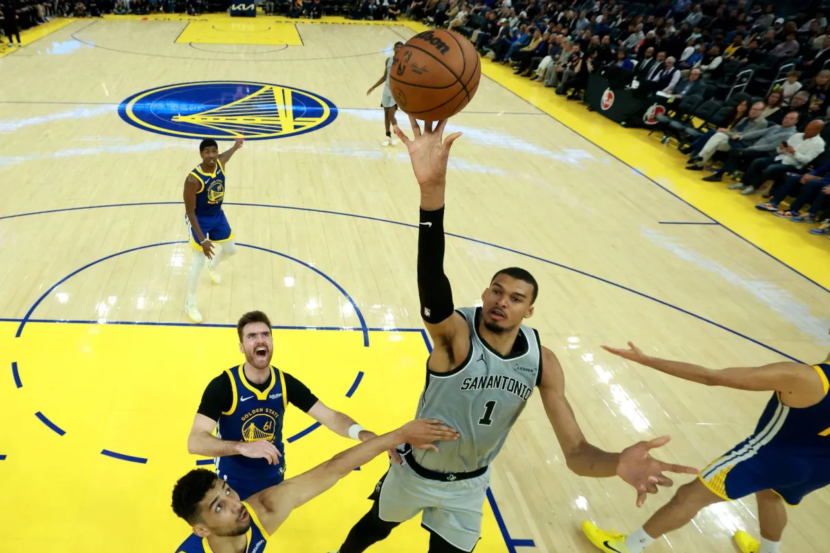 فوز سان أنتونيو سبيرز العاشر في دوري NBA