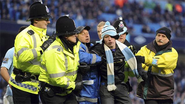 Verschiebung des niederländischen Derbys wegen Fanunruhen