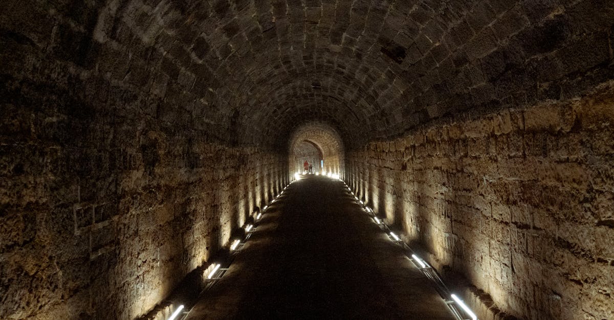 غارات إسرائيلية تقتل لبنانيين وتدمر شبكة أنفاق لحزب الله