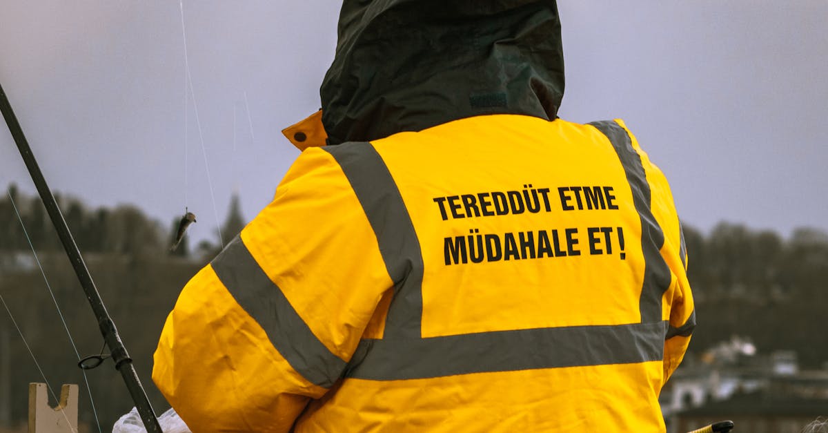 ترامب يهدد إيران بتدمير منشآتها إذا لم يُفتح مضيق هرمز