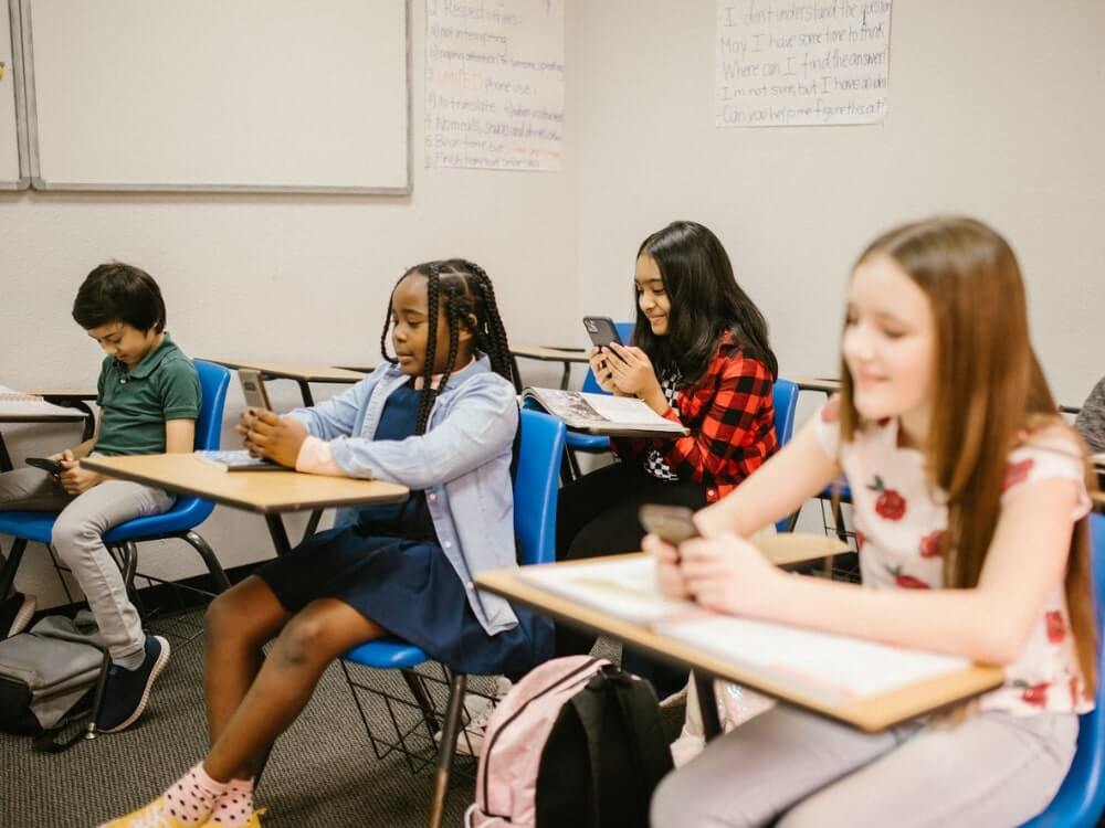 教师在瑞斯捐赠手机支持贫困学生