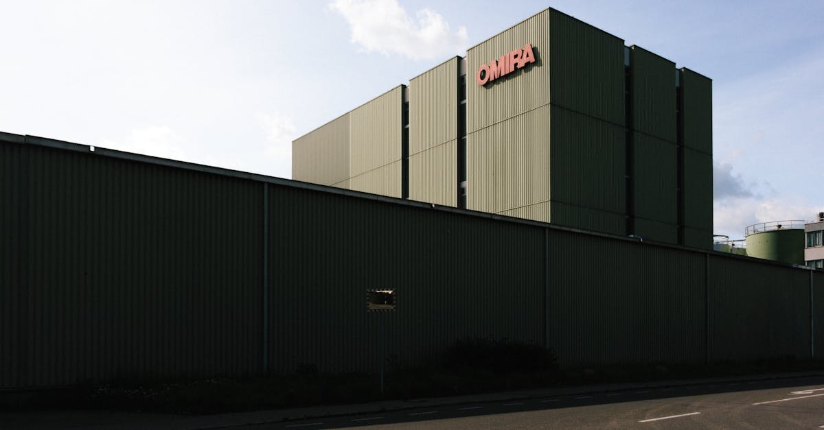 Israël avertit de ne pas s'approcher d'une usine bombardée