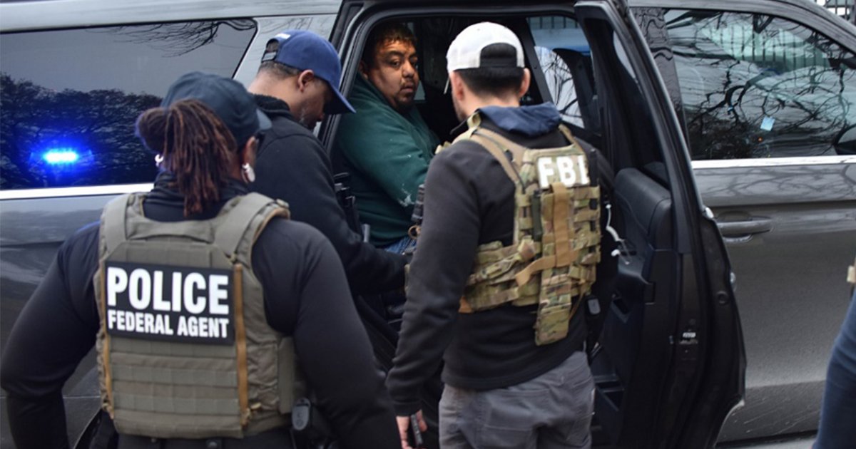 إلقاء القبض على متهم ببيع الأسلحة عبر الإنترنت