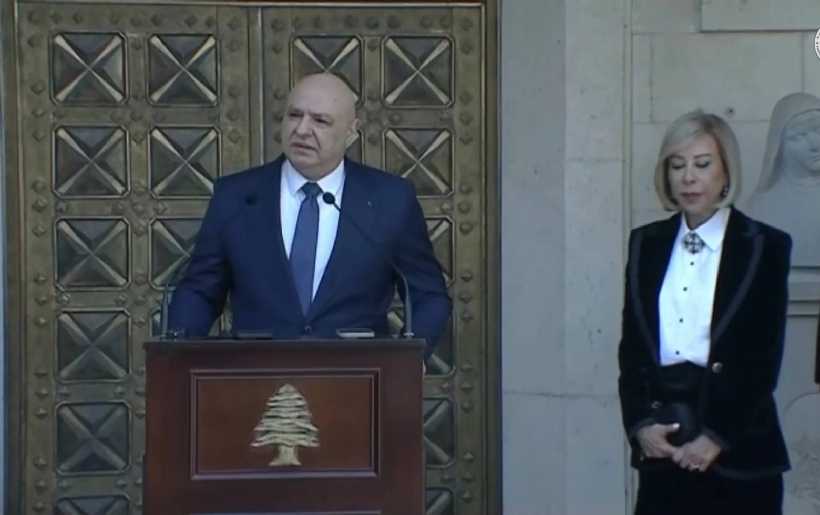 لبنان يلغي صفة السفير الإيراني محمد رضا شيباني