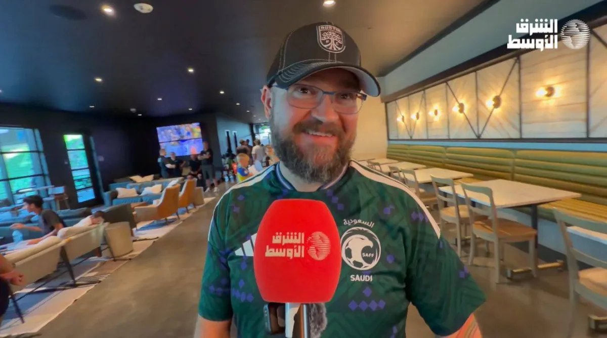 مشجع أمريكي يدعم المنتخب السعودي في المونديال