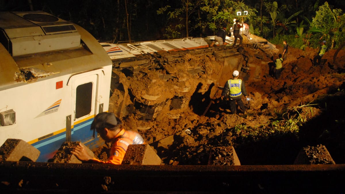 انزلاق أرضي يوقف قطار Ciremai في إندونيسيا