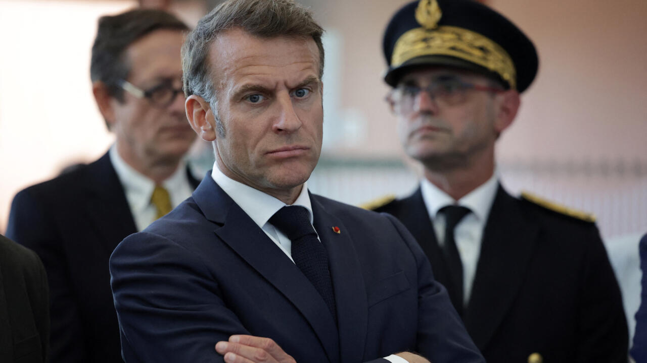 ماكرون ينتقد المتشددين في العلاقات مع الجزائر