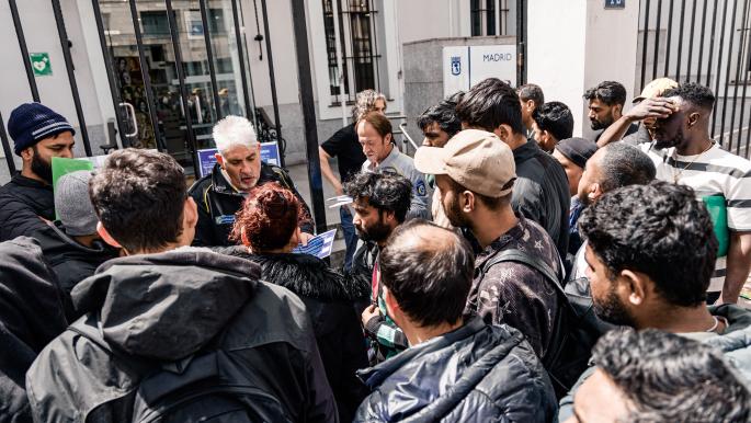 إقبال كثيف على مكاتب تسوية أوضاع المهاجرين في إسبانيا