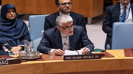 ترامب يعترف بتسليح الجماعات المعادية: تداعيات على المنطقة