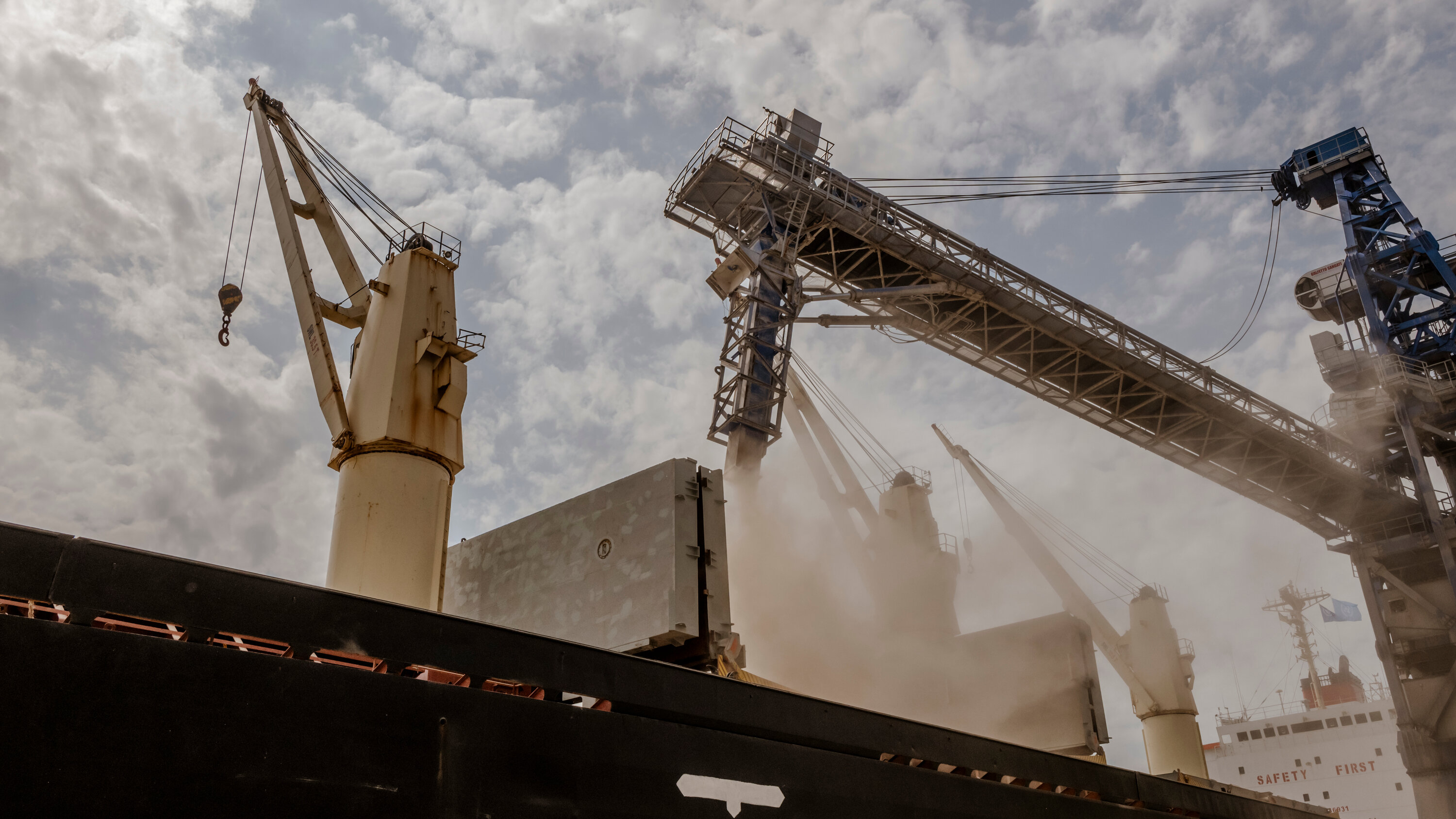 أوكرانيا تهدد إسرائيل بسبب سفينة الحبوب