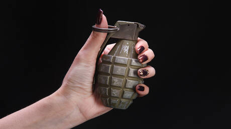 امرأة تلقي ديناميتًا على حبيبها في الولايات المتحدة