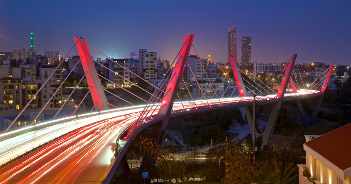 سقوط فتاة من جسر عبدون في عمان