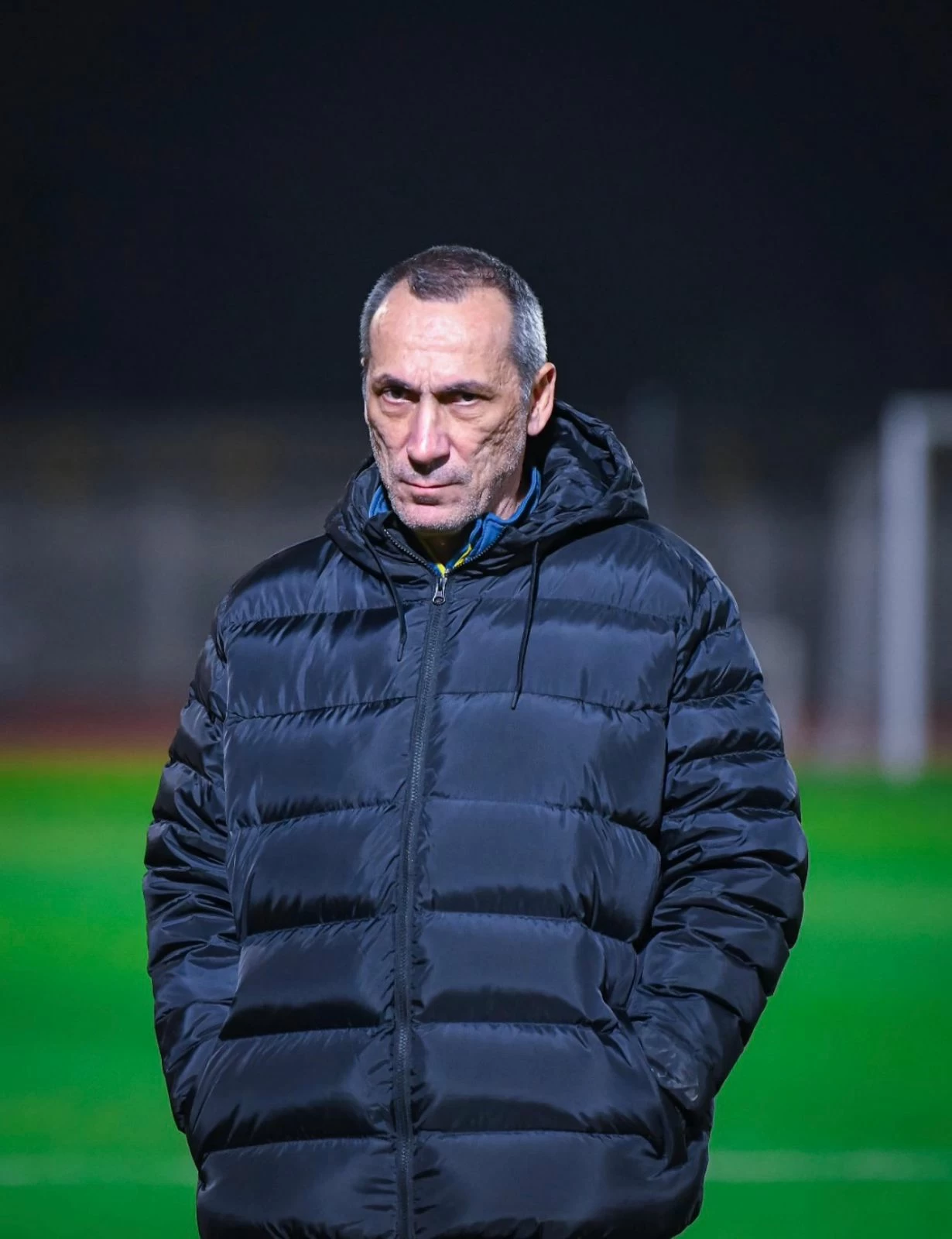 المدرب اليوناني دونيس يراقب لاعبي الأخضر في دوري روشن