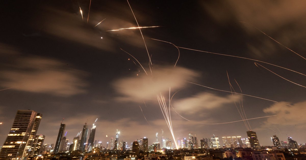 اعتراض صواريخ إيرانية وصفارات إنذار في تل أبيب