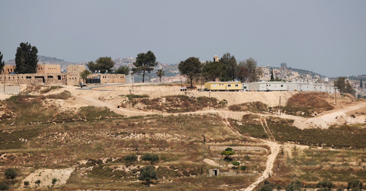 مستوطنون إسرائيليون يجبرون عائلة فلسطينية على نبش قبر والدهم