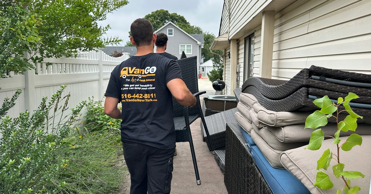 Entfernen von Horrorfilm-Werbung in Jakarta