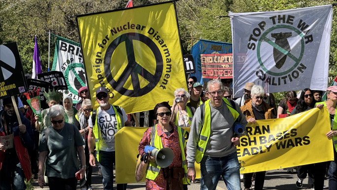 تظاهرات ضد دور بريطانيا في الحرب أمام قاعدة فيرفورد