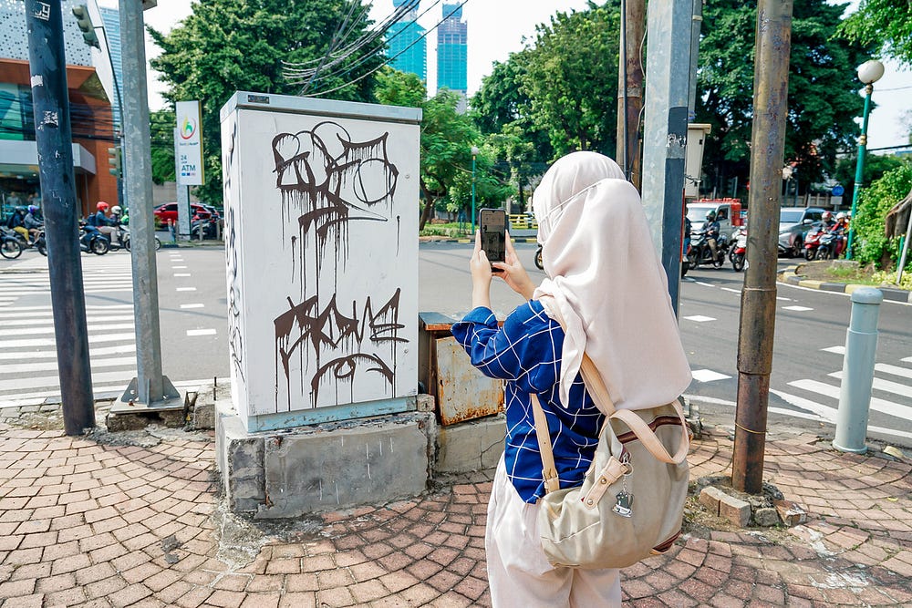 تحقيق في استخدام الذكاء الاصطناعي بتقارير المخالفات في جاكرتا