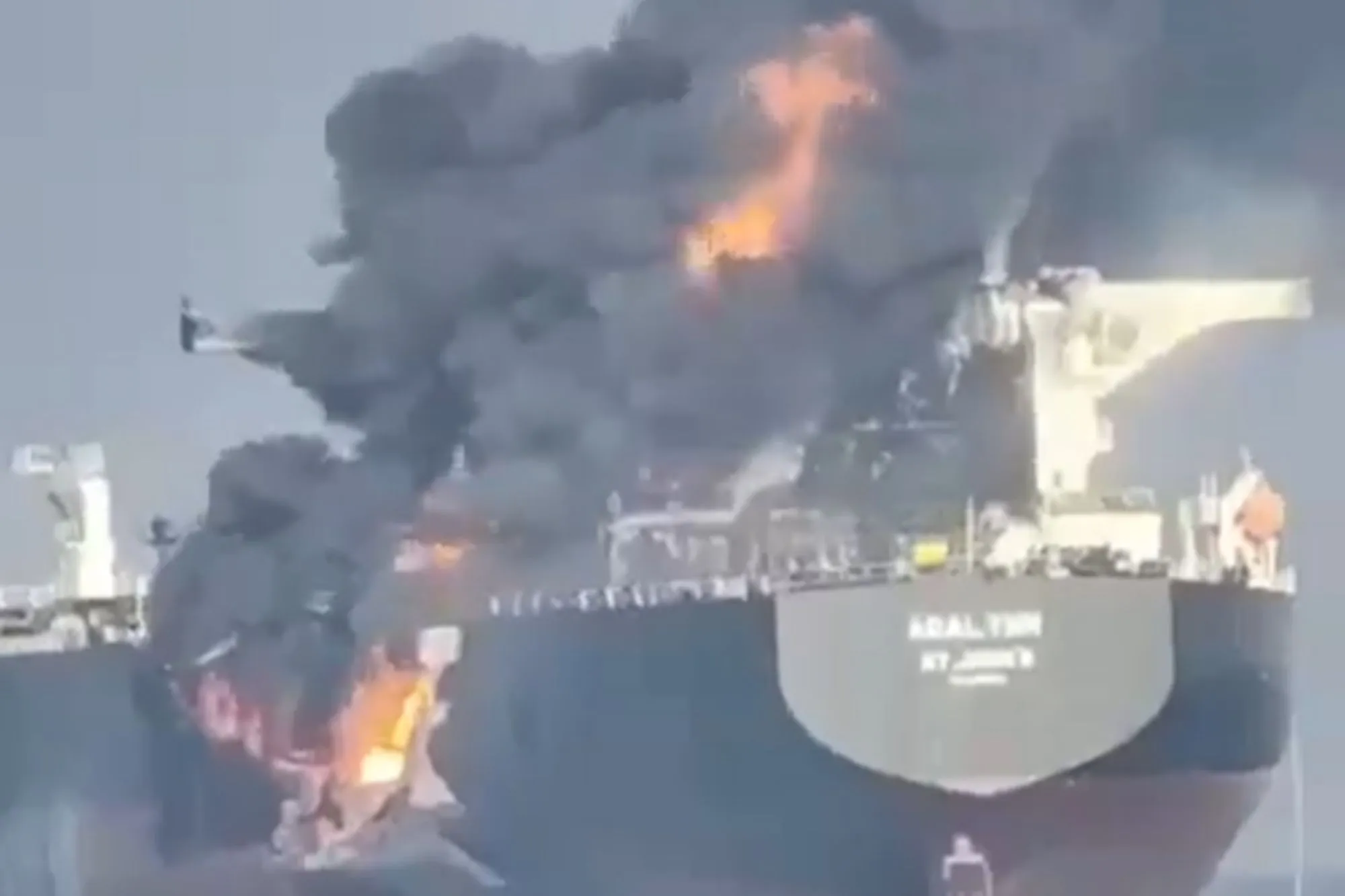 سفينة تجارية صينية عالقة في الخليج تحت نيران الحرب