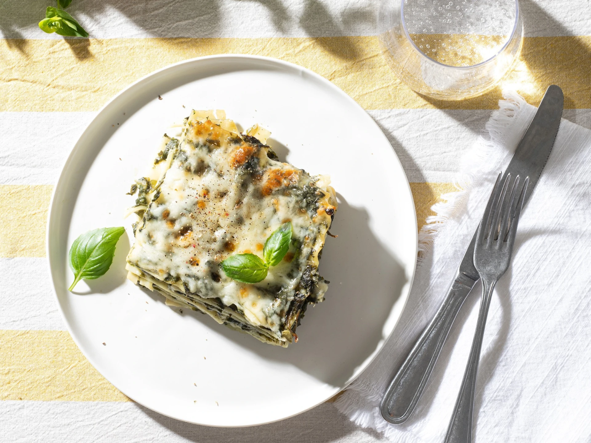 تحضير اللازانيا الكريمية المحشوة بالجبنة واللحمة