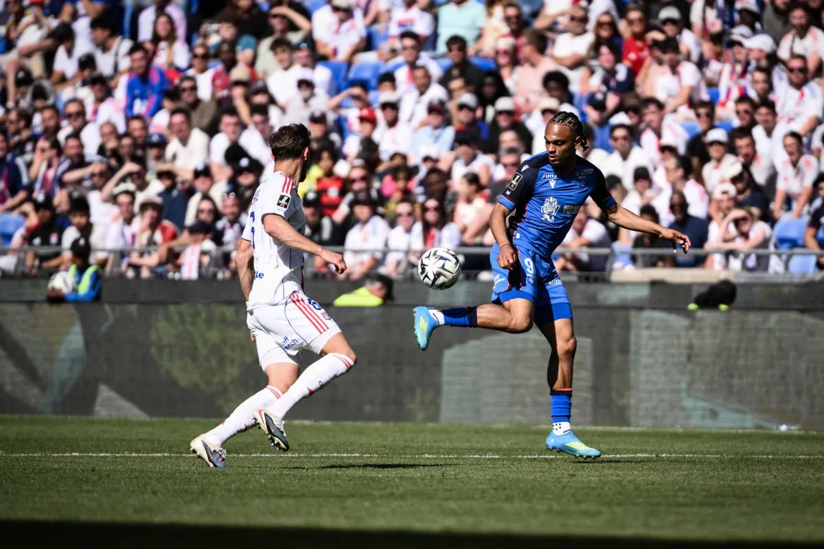 ليون يعزز مركزه الثالث بفوز مثير في الدوري الفرنسي