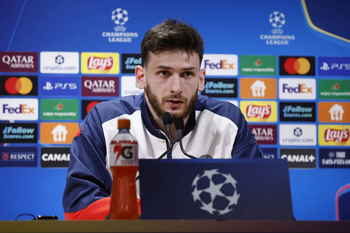 كفاراتسخيليا يلتزم بالبقاء مع سان جيرمان