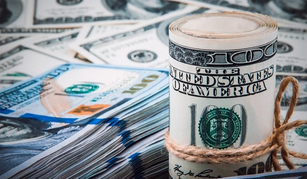 ارتفاع الدولار مع تراجع اليورو والإسترليني