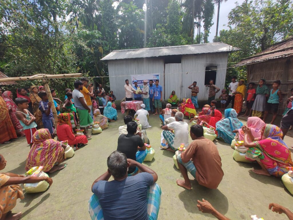 توزيع الوجبات على المتضررين من الفيضانات في بنغkulu