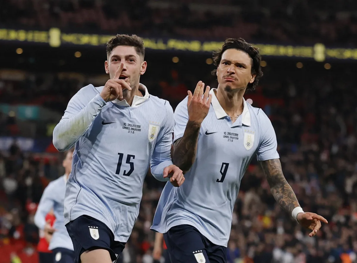 Falférdi égalise pour l'Uruguay contre l'Angleterre