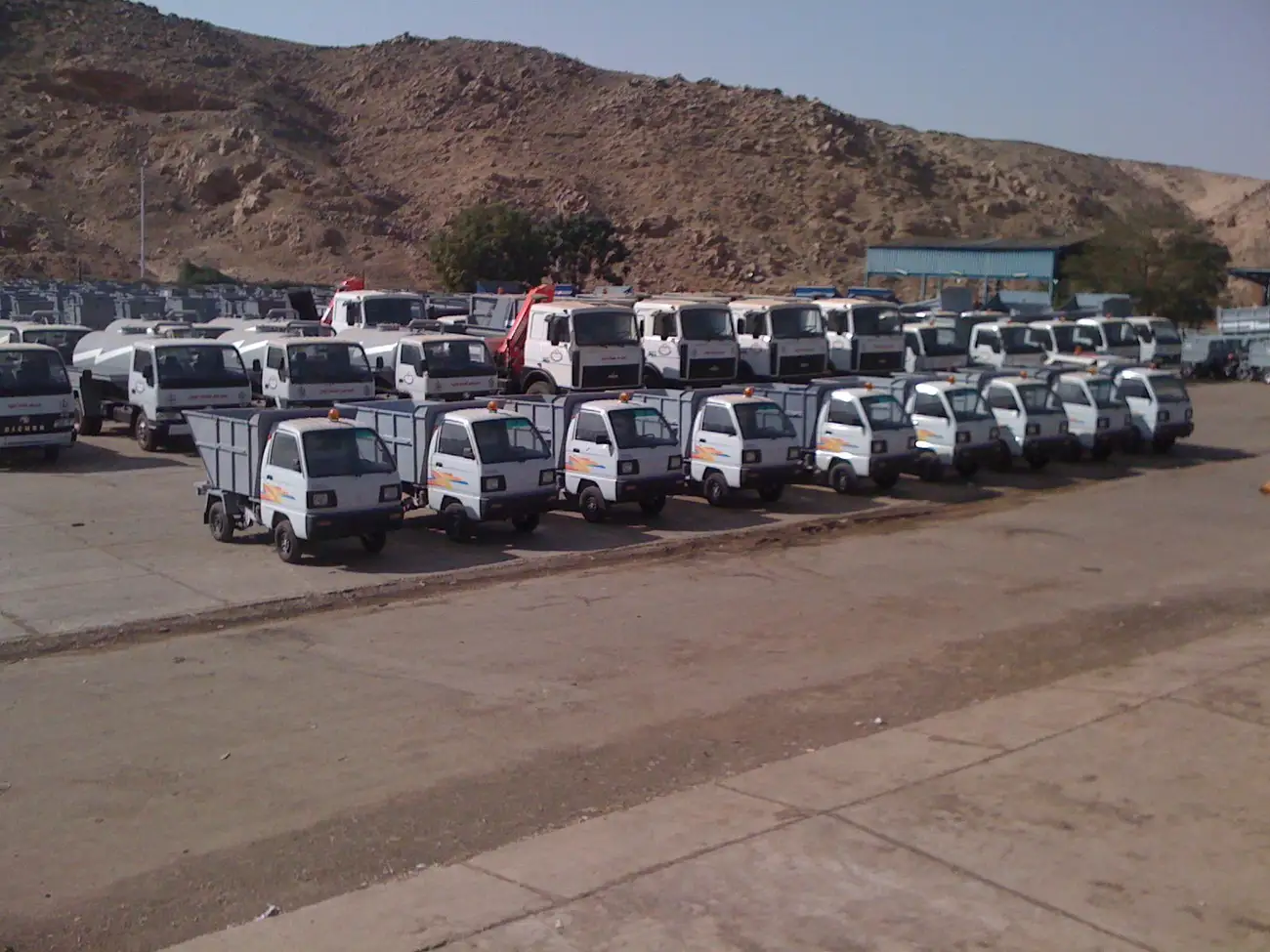 محافظ أسوان يرفع الحواجز أمام المحلات على الكورنيش