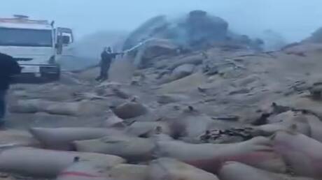 Incendie de blé syrien suite à une attaque sur une base