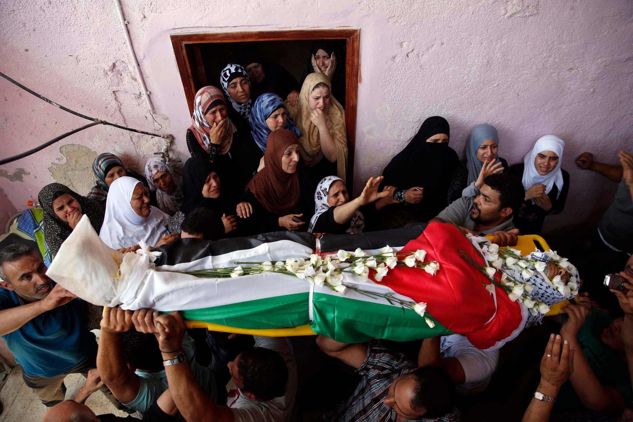 اقتحام مخيم قلنديا: الاحتلال يستولي على منازل فلسطينية