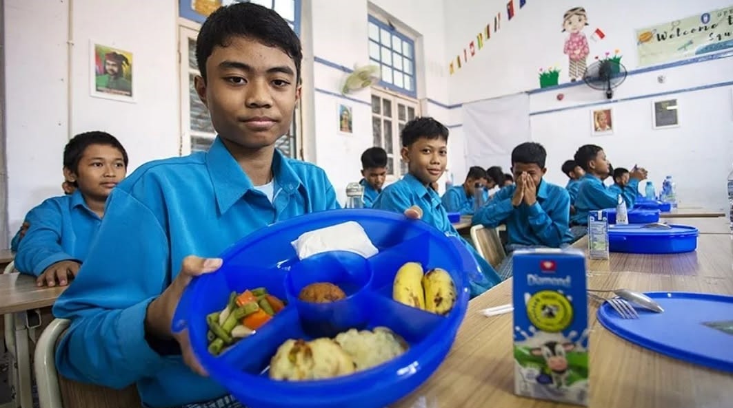 برنامج غذائي مجاني للأطفال في إندونيسيا