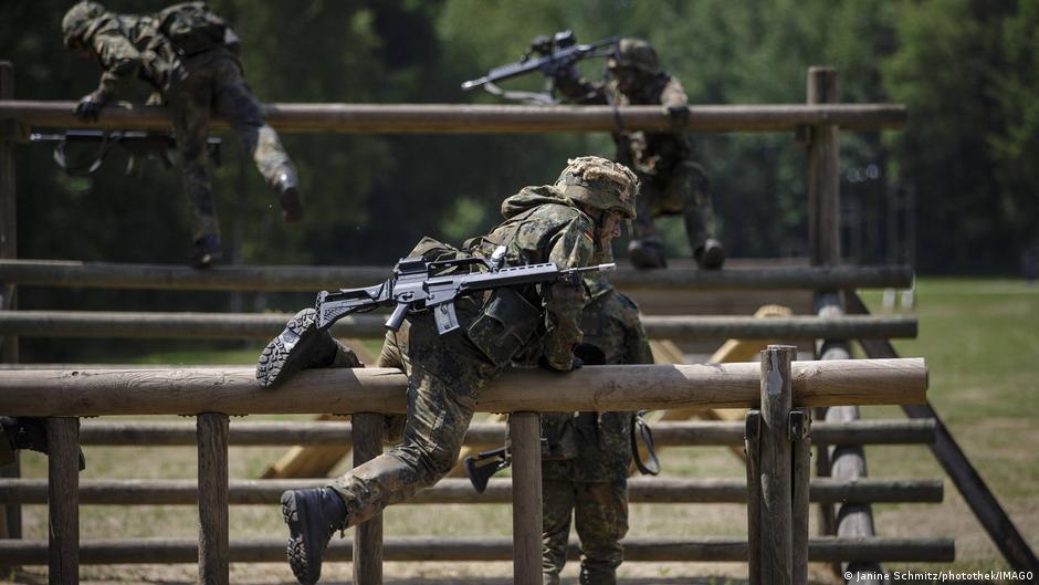 ألمانيا تلغي شرط سفر الرجال العسكريين